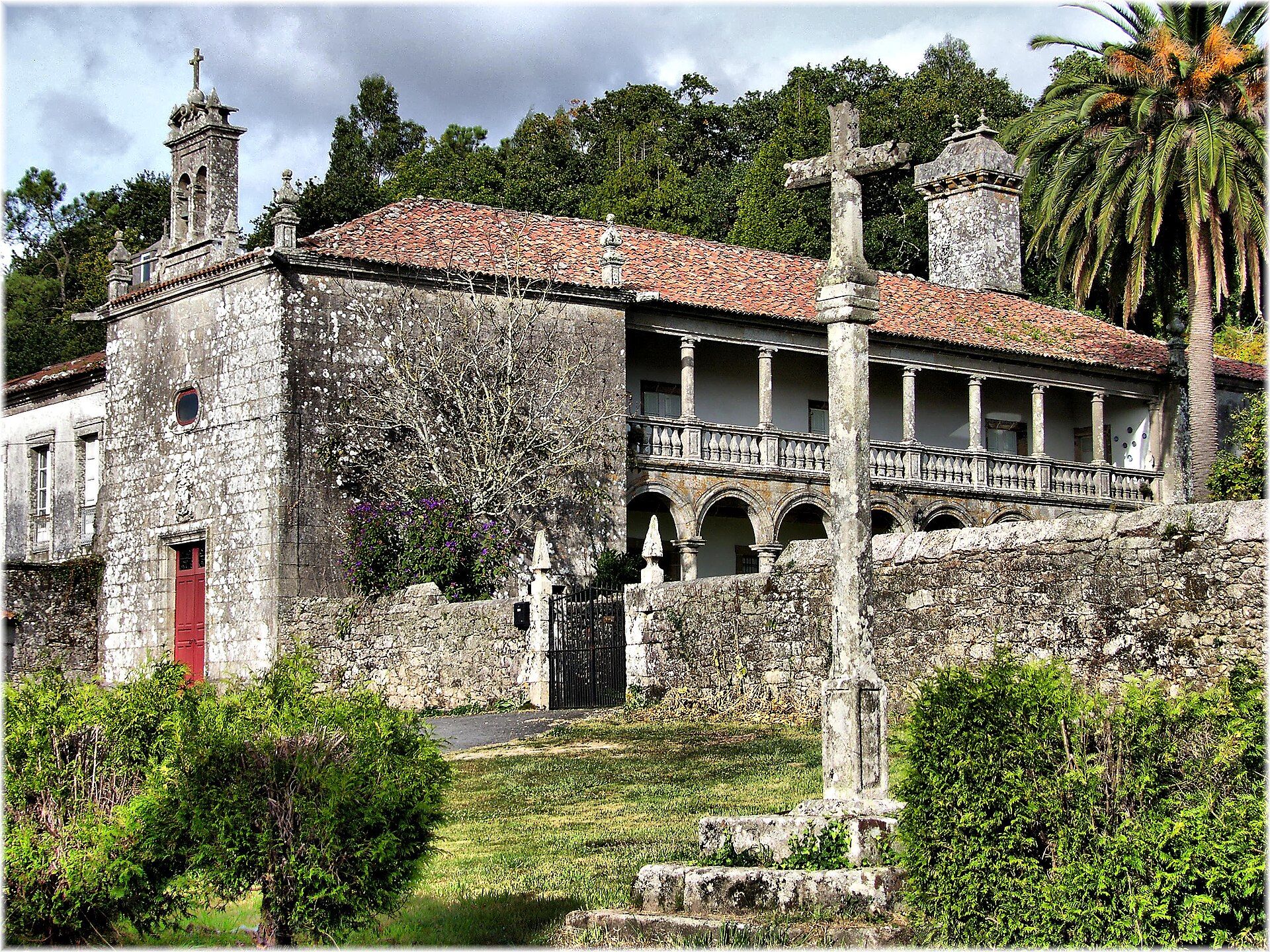 Pazo gallego con cruceiro