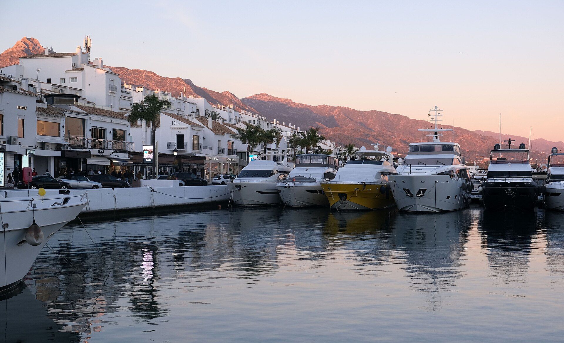 Puerto Banús con Sierra Blanca al fondo